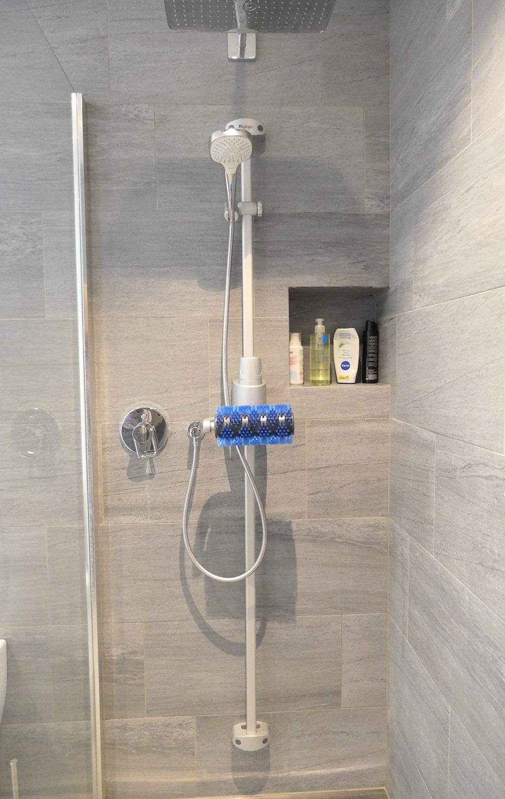 Natursteinplatten Dusche mit Kopfbrause