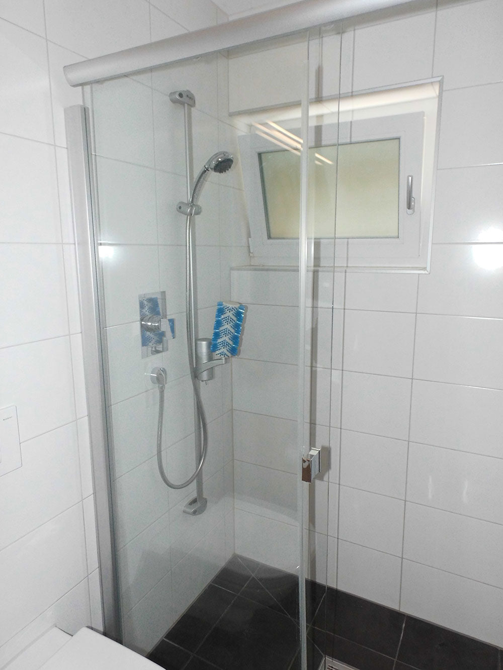 begehbare Dusche mit Schiebetür und Aglaja Duschsystem