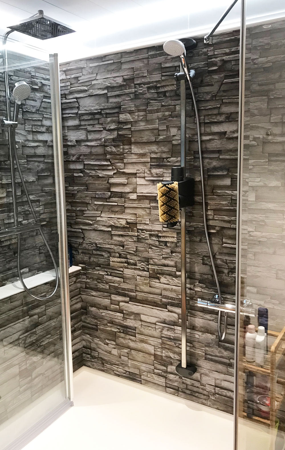 Wandverkleidung Steinimitation Regendusche und Massagedusche