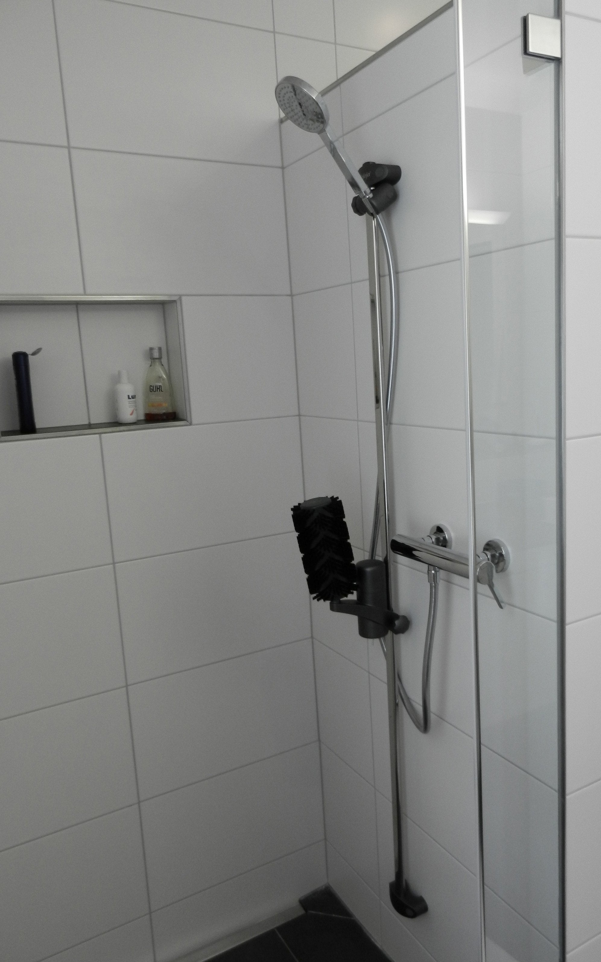 Armatur hochglanz Edelstahl kombiniert mit Elementen anthrazit