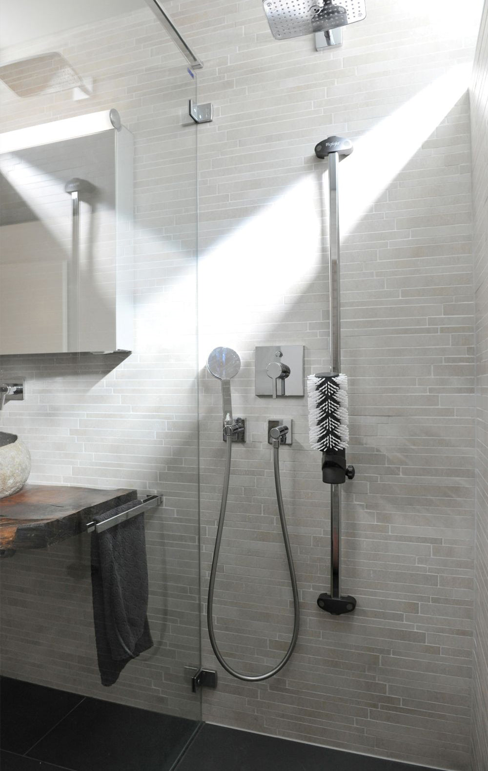 Duschsystem mit Rückenmassagebürste, Regendusche und Duschbrause