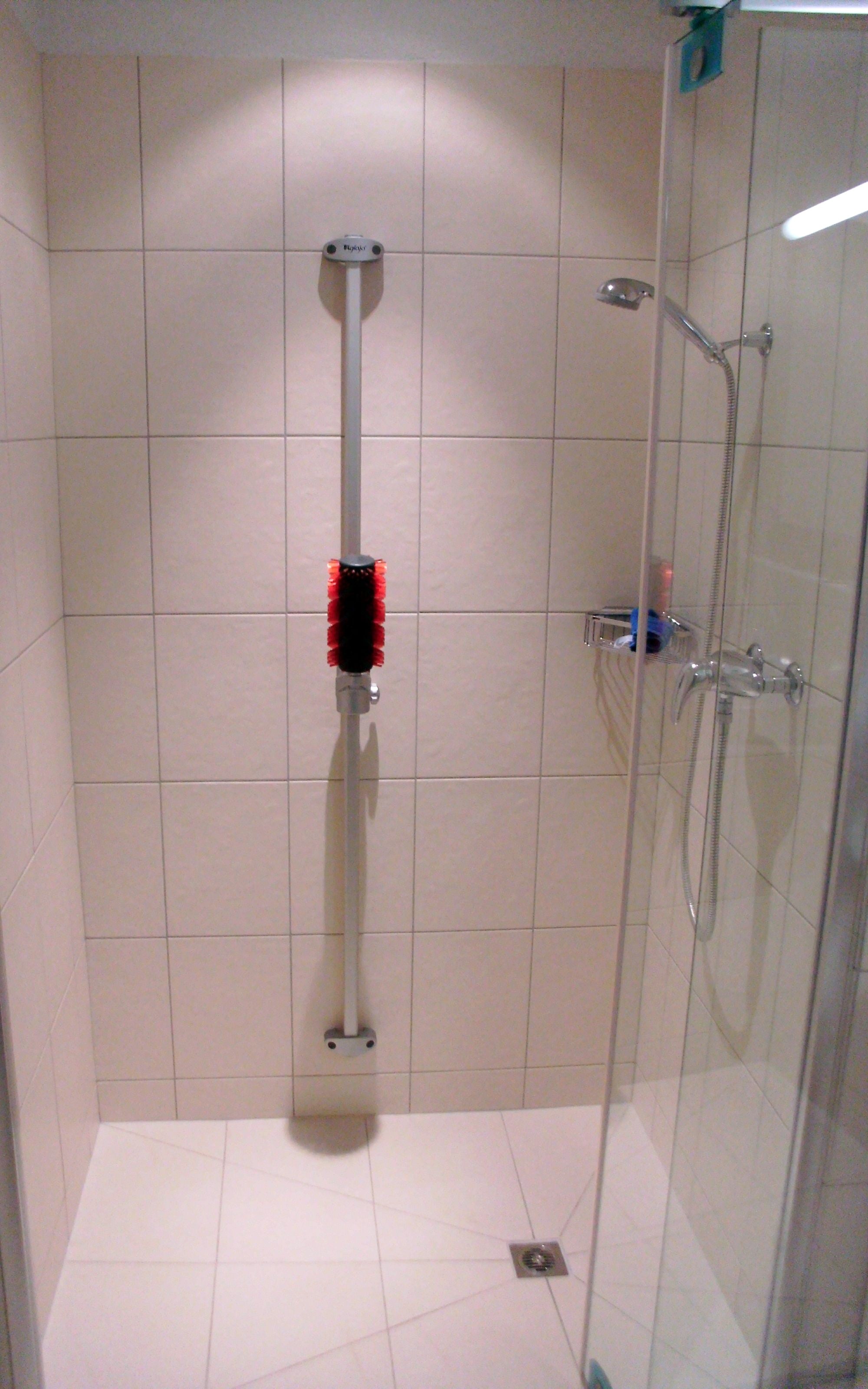 Dusche in Nische mit Pendeltüre