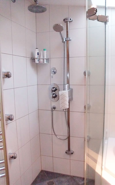 Spazzola doccia regolabile automaticamente in altezza