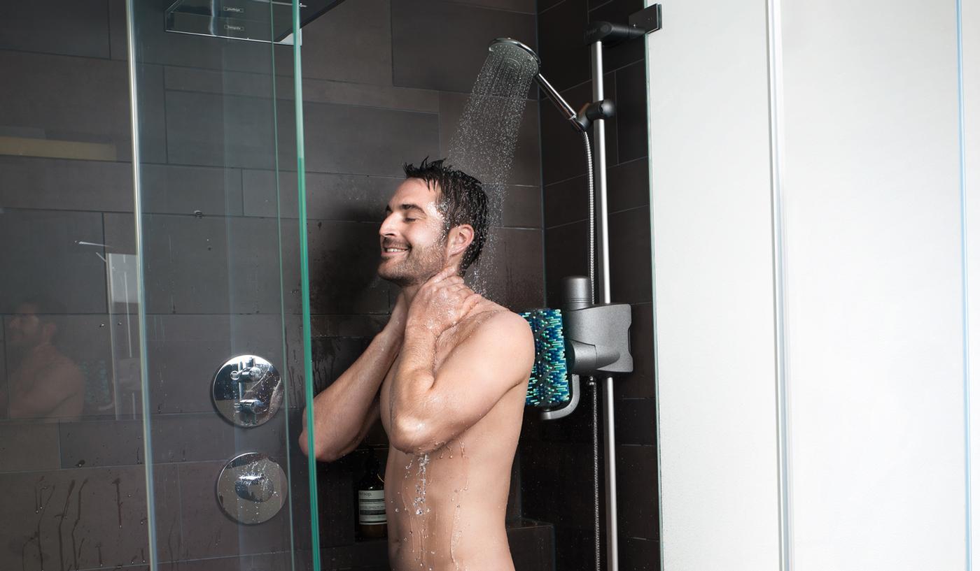 Nacken und Rücken Verspannungen lösen unter der Dusche
